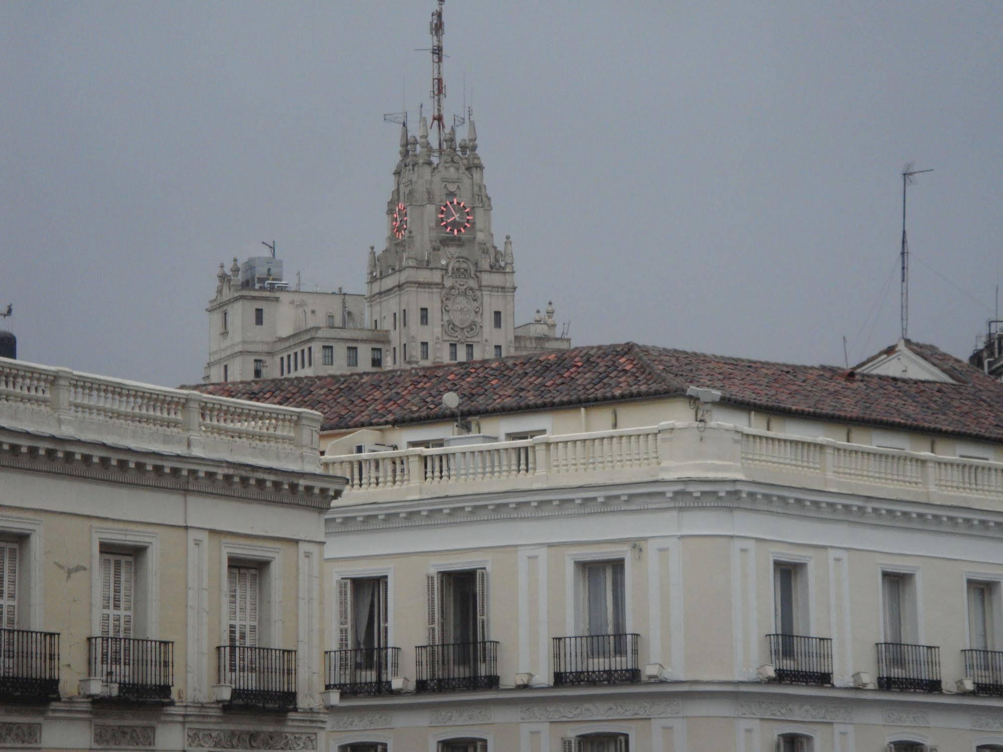 Hostal Riesco Madrid Bagian luar foto