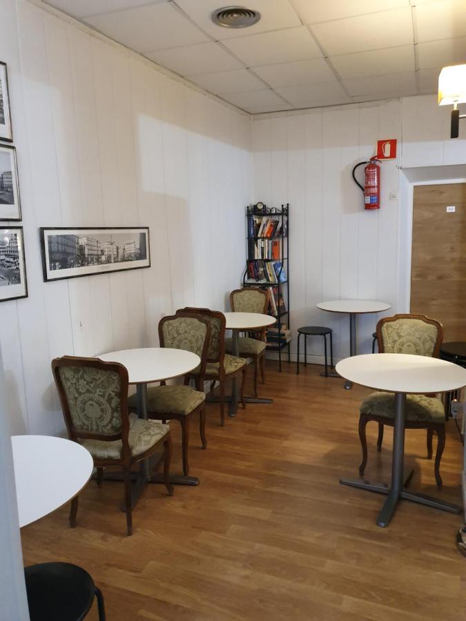 Hostal Riesco Madrid Bagian luar foto