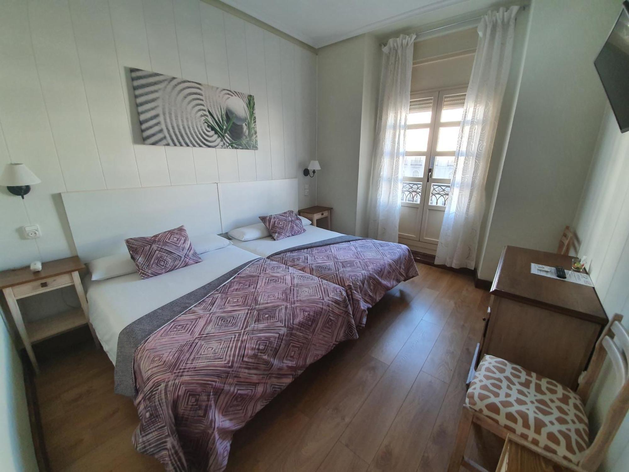 Hostal Riesco Madrid Bagian luar foto