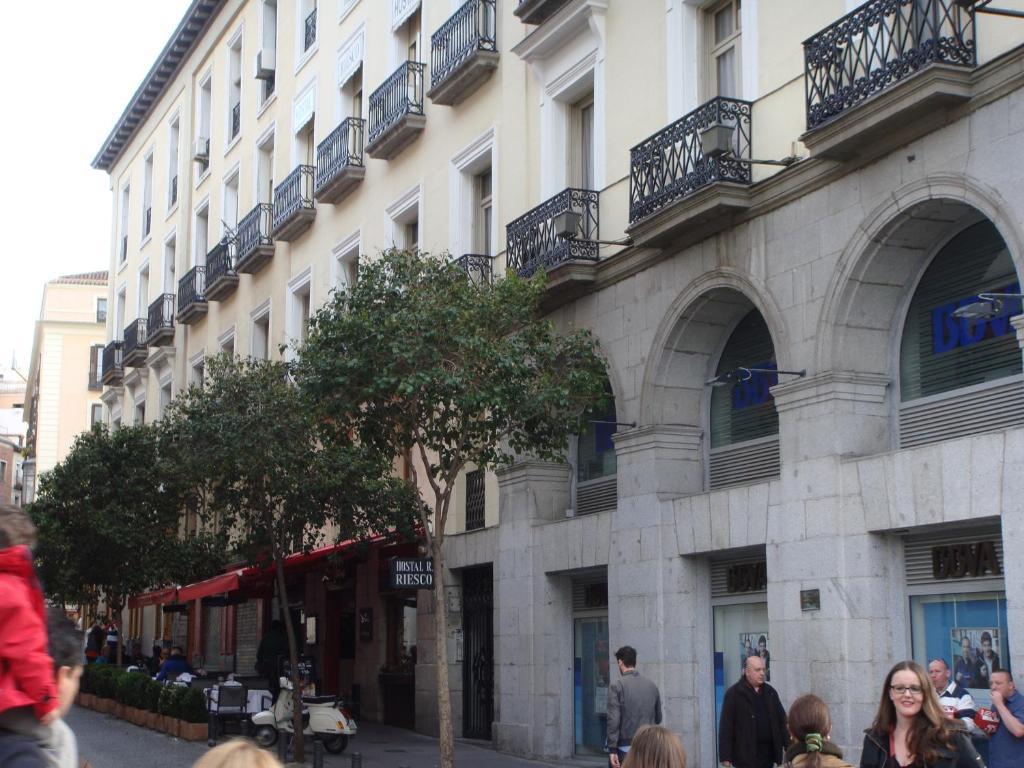Hostal Riesco Madrid Bagian luar foto