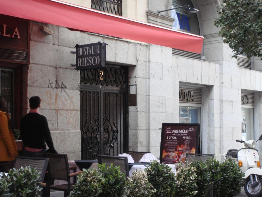 Hostal Riesco Madrid Bagian luar foto