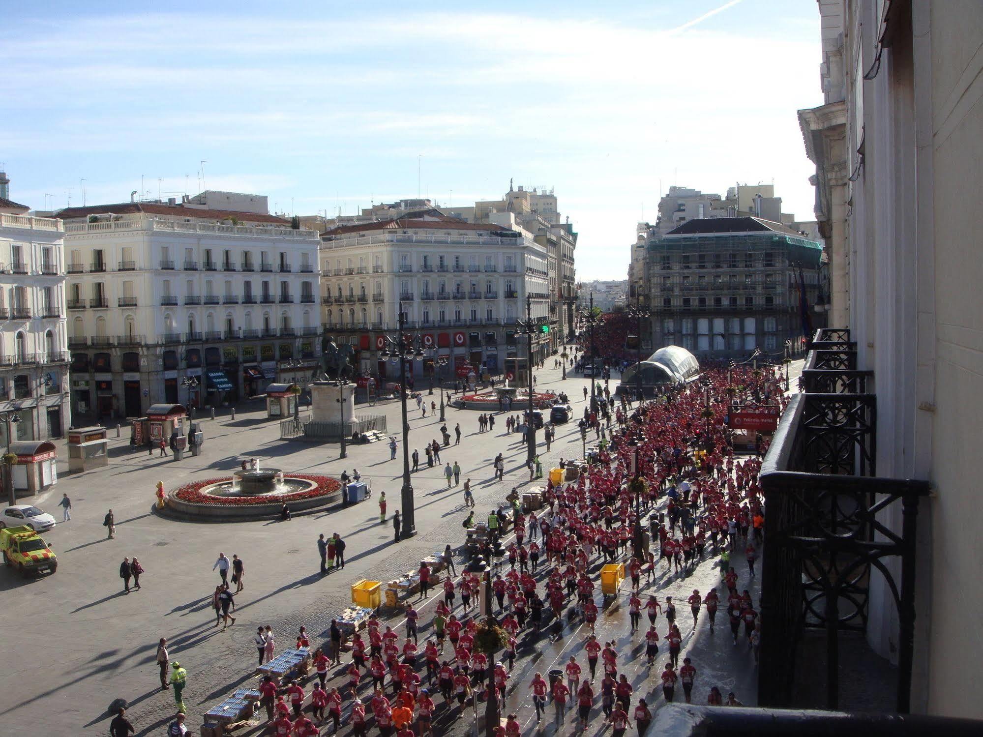 Hostal Riesco Madrid Bagian luar foto