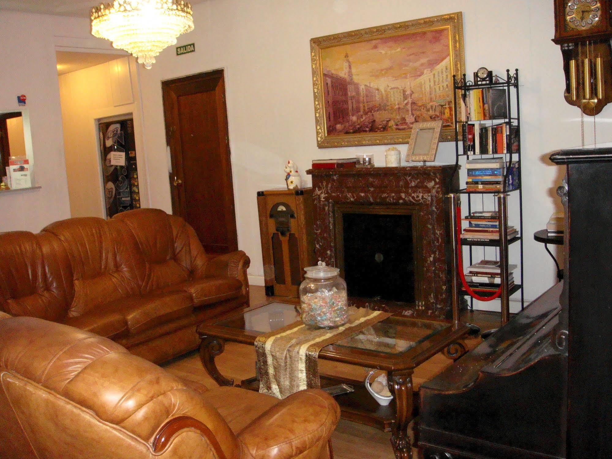 Hostal Riesco Madrid Bagian luar foto