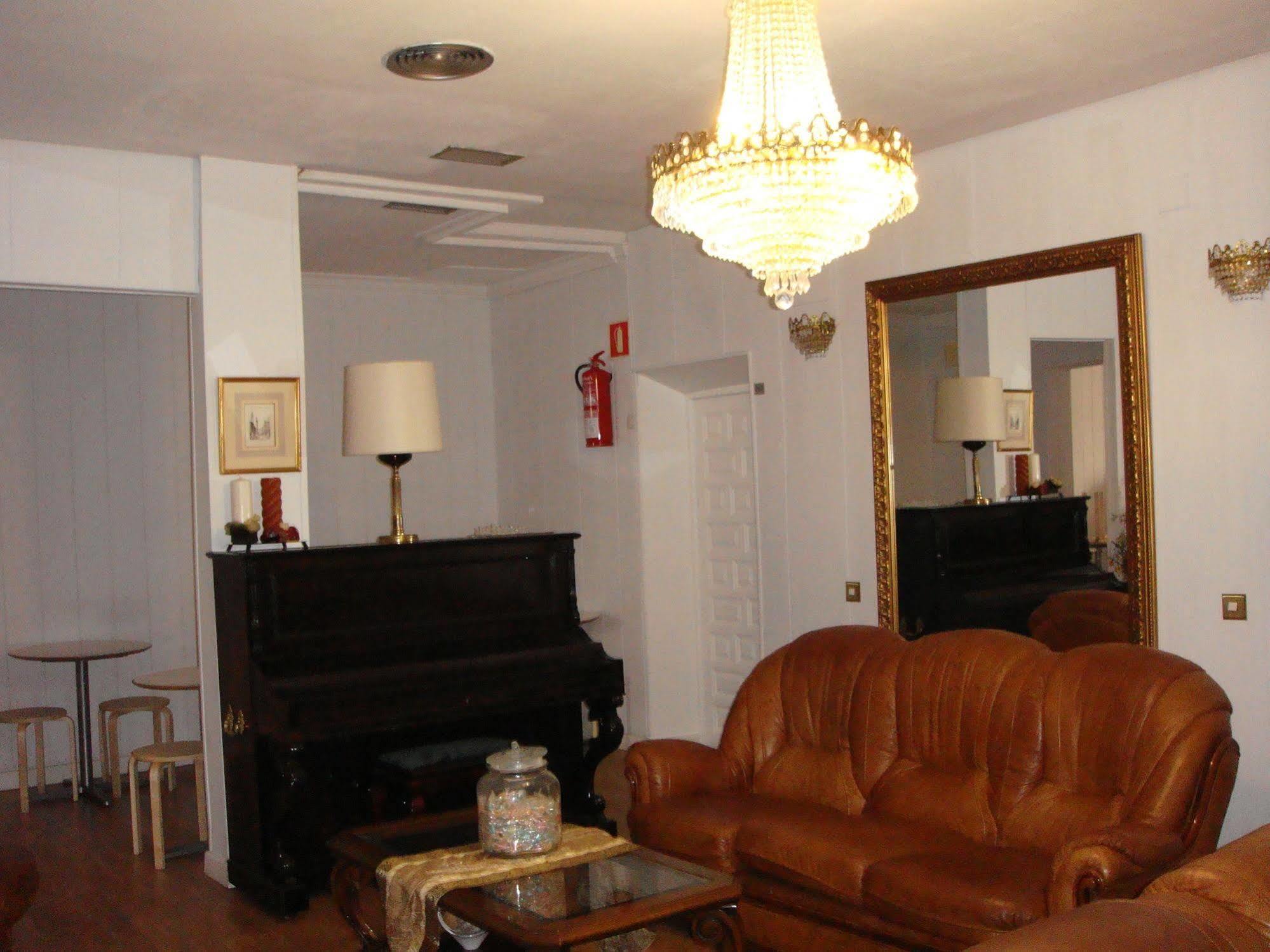 Hostal Riesco Madrid Bagian luar foto