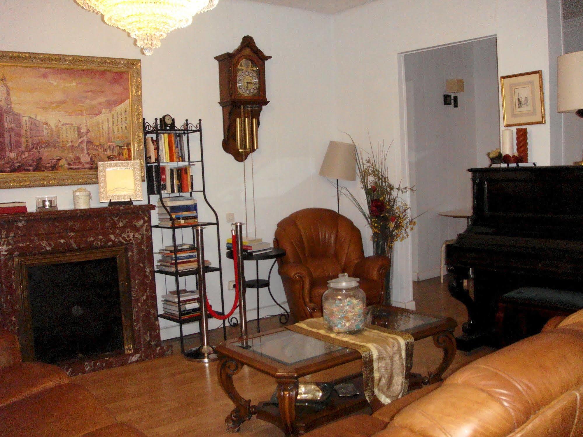 Hostal Riesco Madrid Bagian luar foto