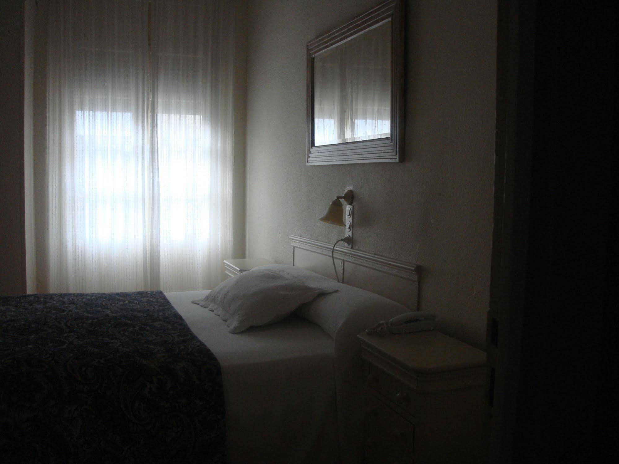 Hostal Riesco Madrid Bagian luar foto