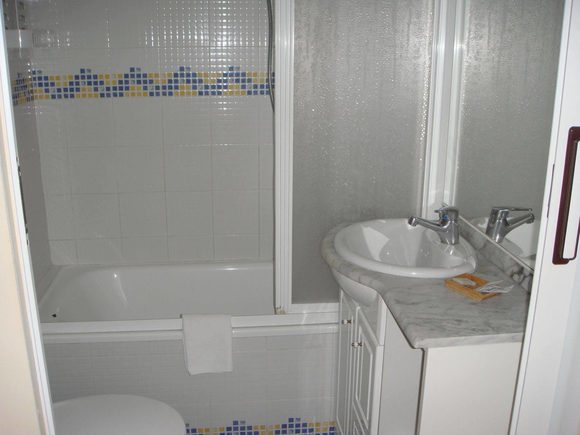 Hostal Riesco Madrid Bagian luar foto