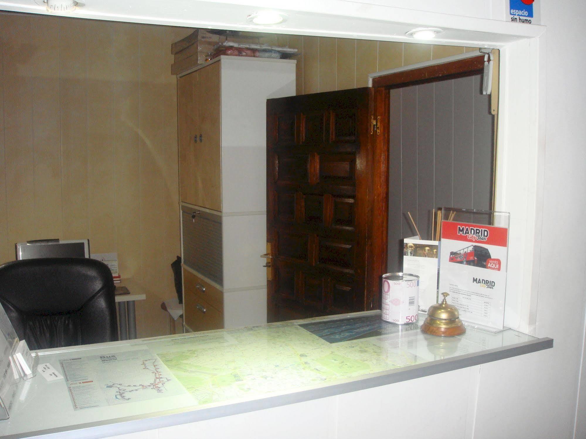 Hostal Riesco Madrid Bagian luar foto