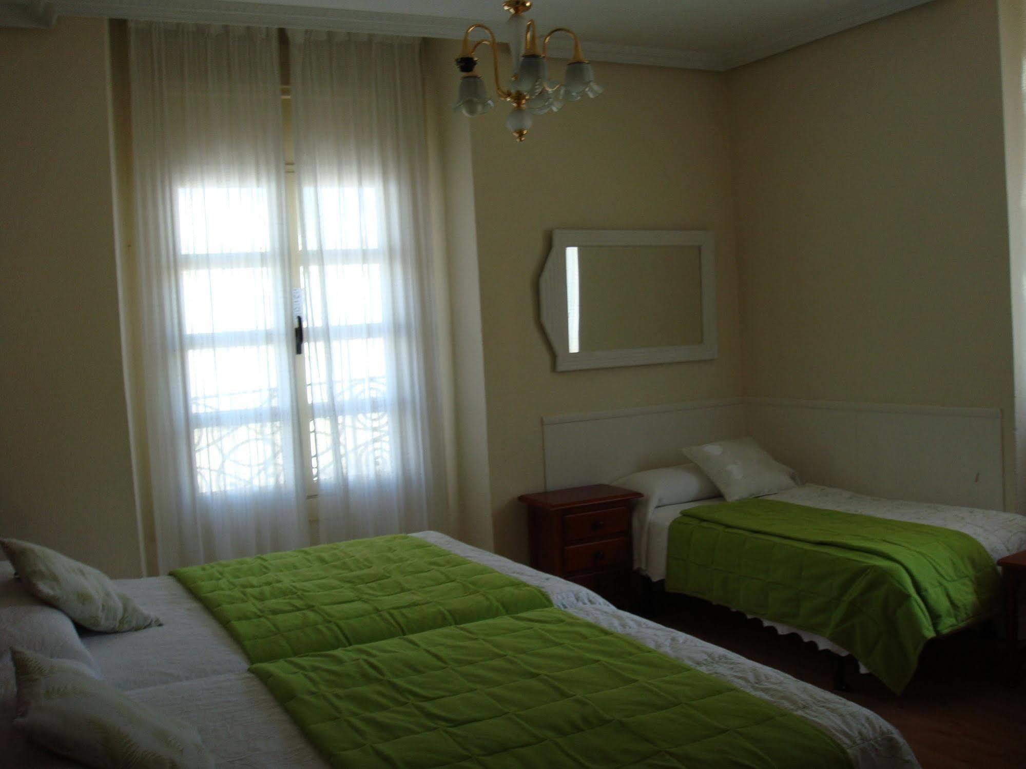 Hostal Riesco Madrid Bagian luar foto