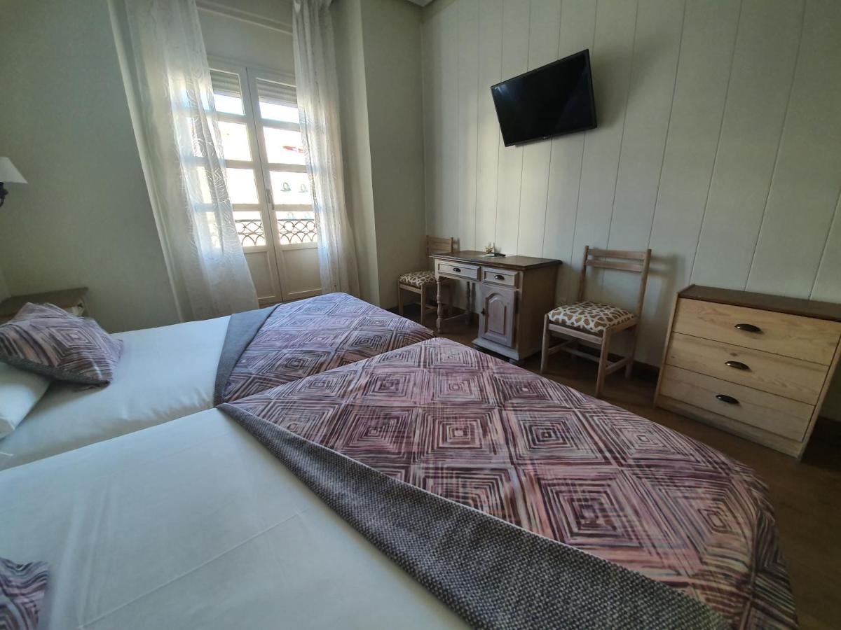 Hostal Riesco Madrid Bagian luar foto