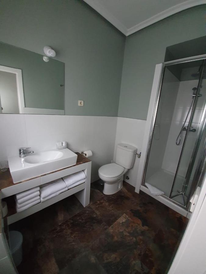 Hostal Riesco Madrid Bagian luar foto