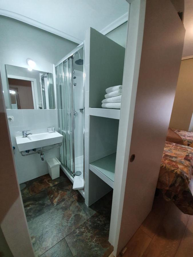 Hostal Riesco Madrid Bagian luar foto