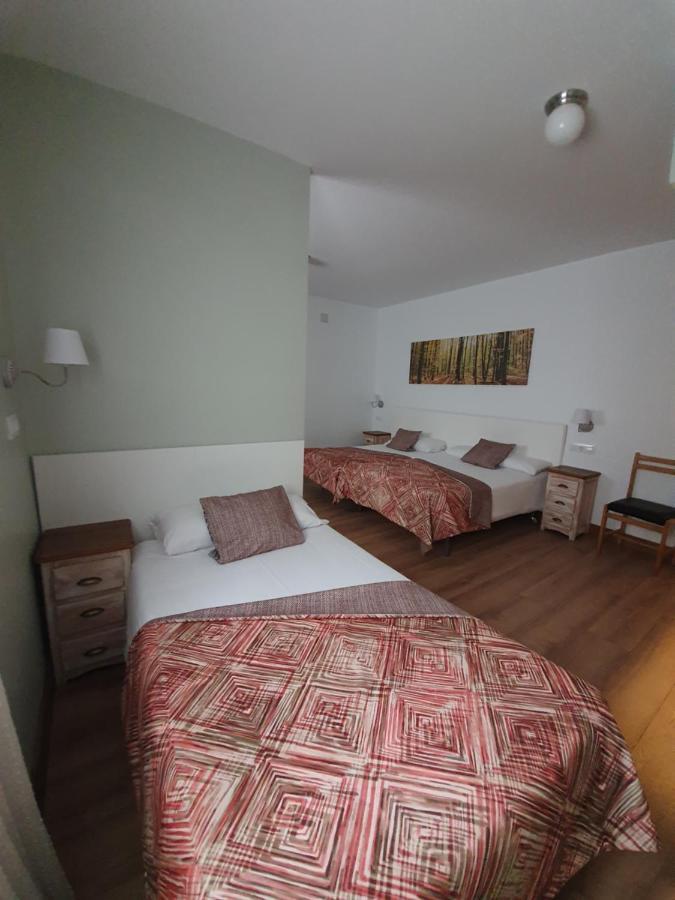 Hostal Riesco Madrid Bagian luar foto